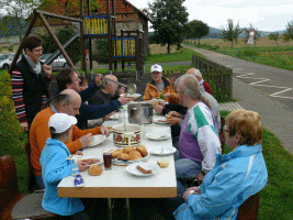 Mittagstafel mit Suppen, Brötchen, Bockwurst und Obst Mittagstafel mit Suppen, Brötchen, Bockwurst und Obst